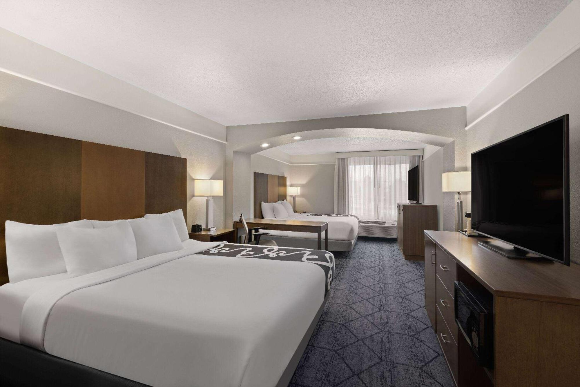 Executive King Room Two King Beds,835941818:JPEG